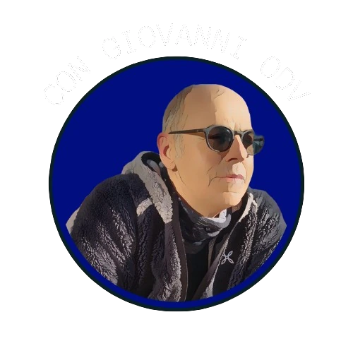 Logo di Con Giovanni ODV: Giovanni con gli occhiali da sole dentro un cerchio blu